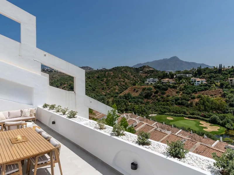 Luxury 3-Bedroom Apartment in La Quinta – Benahavís: Panoramic Sea, Golf & Mountain Views with 2-Year Full Warranty