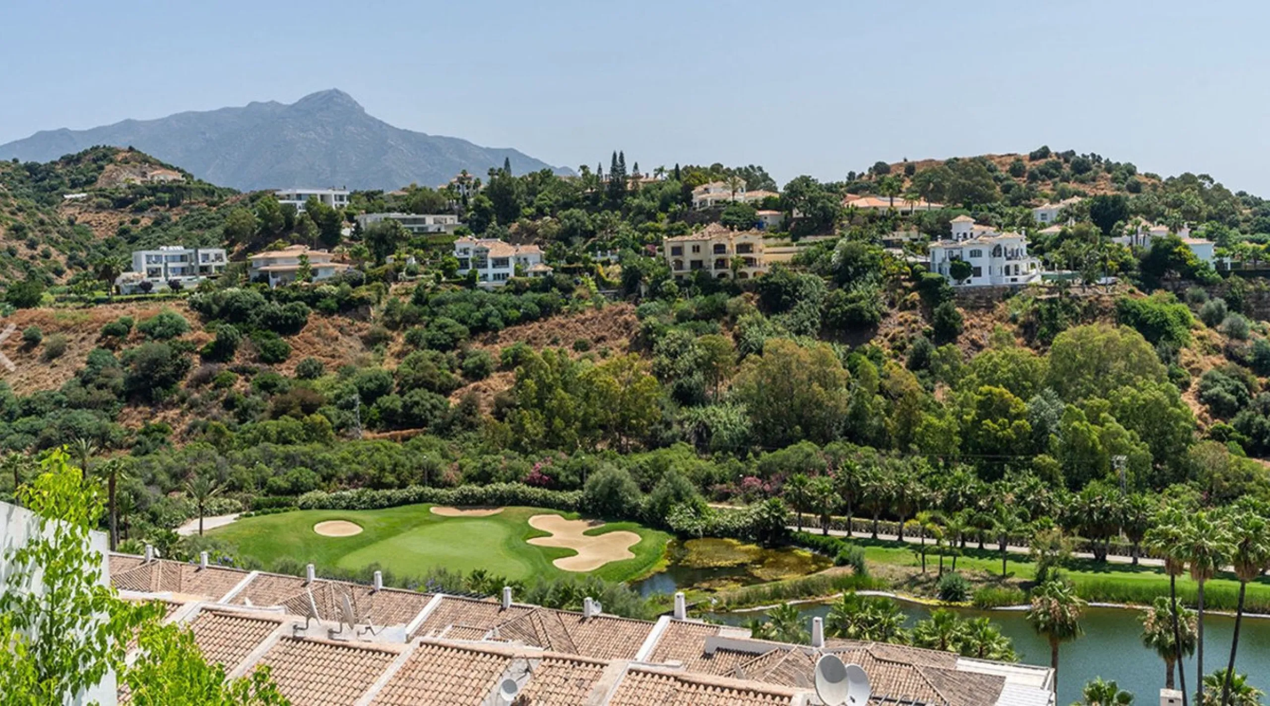 Luxury 3-Bedroom Apartment in La Quinta – Benahavís: Panoramic Sea, Golf & Mountain Views with 2-Year Full Warranty