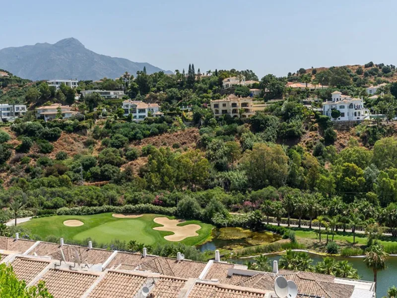 Luxury 3-Bedroom Apartment in La Quinta – Benahavís: Panoramic Sea, Golf & Mountain Views with 2-Year Full Warranty