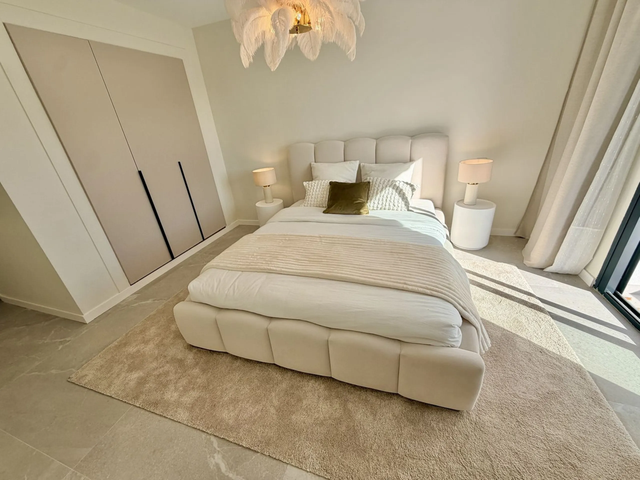 Luxury 3-Bedroom Apartment in La Quinta – Benahavís: Panoramic Sea, Golf & Mountain Views with 2-Year Full Warranty