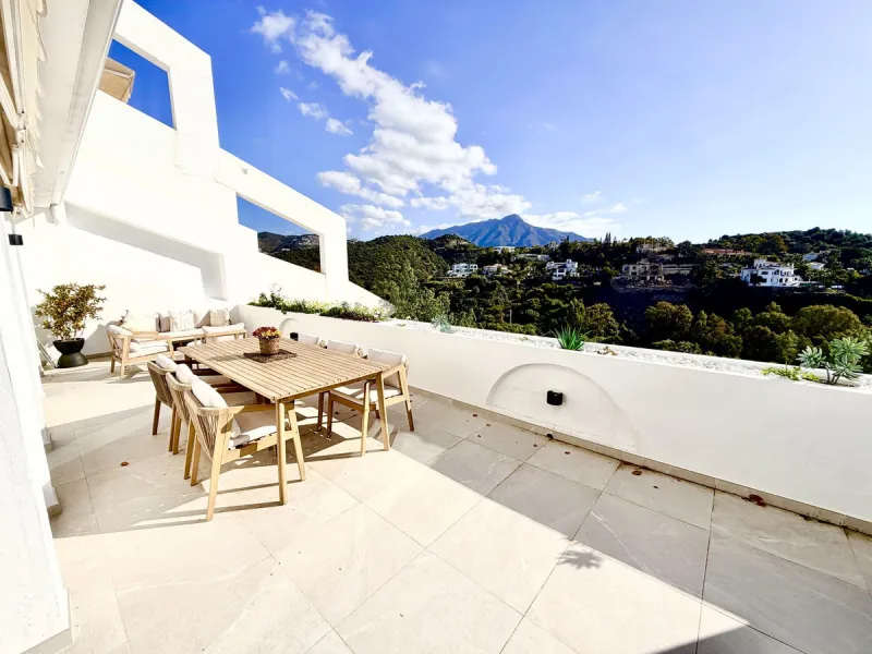Luxury 3-Bedroom Apartment in La Quinta – Benahavís: Panoramic Sea, Golf & Mountain Views with 2-Year Full Warranty