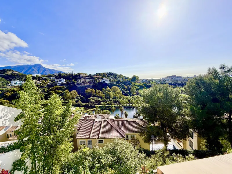 Luxury 3-Bedroom Apartment in La Quinta – Benahavís: Panoramic Sea, Golf & Mountain Views with 2-Year Full Warranty
