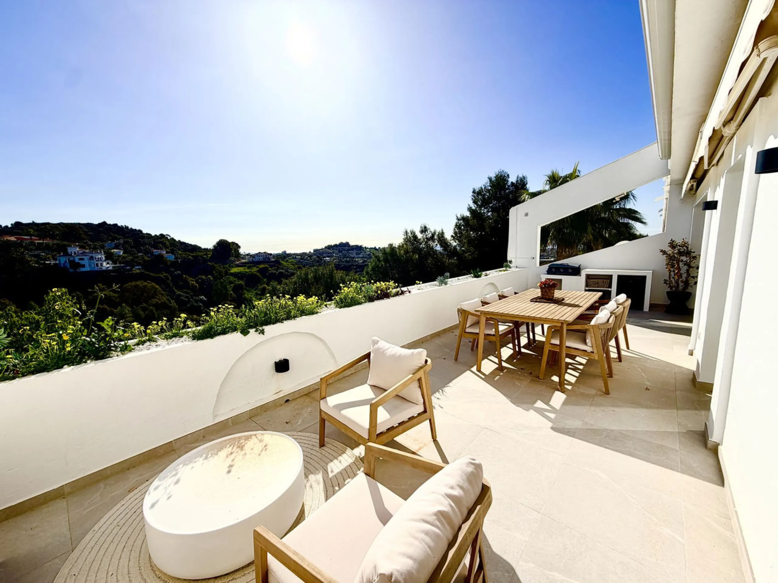 Luxury 3-Bedroom Apartment in La Quinta – Benahavís: Panoramic Sea, Golf & Mountain Views with 2-Year Full Warranty