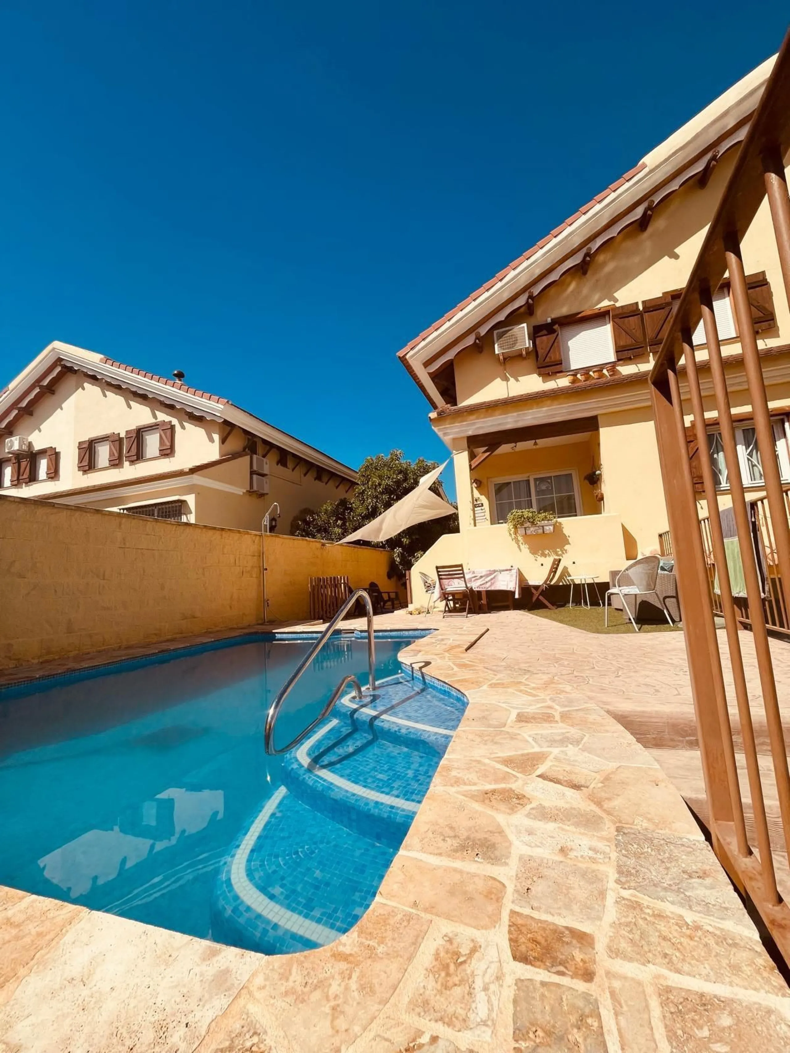 Discover this magnificent semi-detached home located in the exclusive La Capellanía residential development, one of the most sought-after areas of Alhaurín de la Torre. Surrounded by tranquility, green spaces, and with all amenities just minutes away, thi