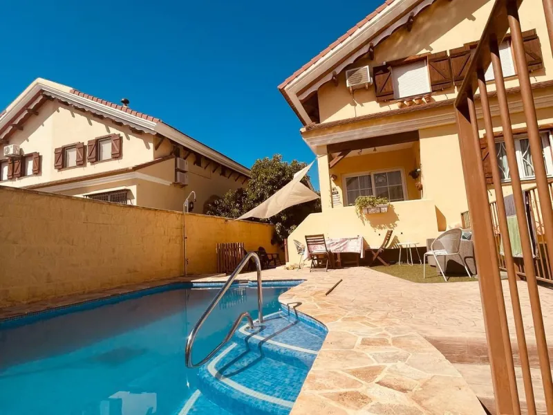 Discover this magnificent semi-detached home located in the exclusive La Capellanía residential development, one of the most sought-after areas of Alhaurín de la Torre. Surrounded by tranquility, green spaces, and with all amenities just minutes away, thi