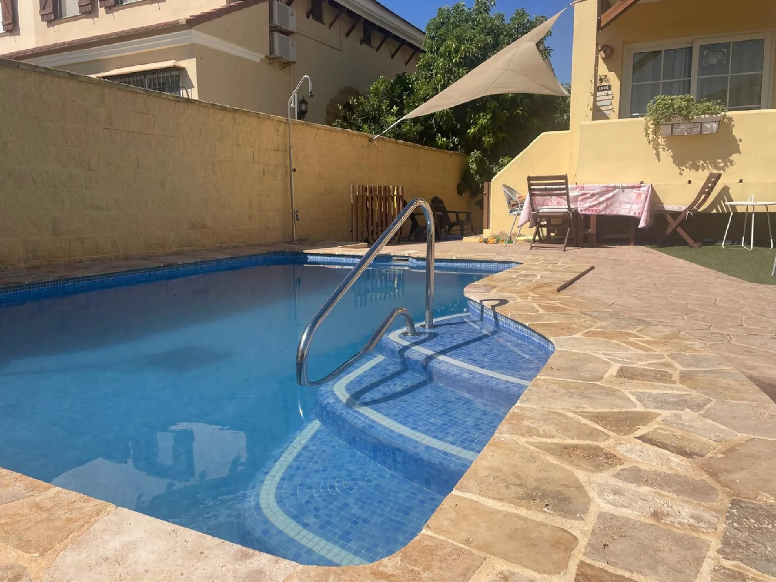 Discover this magnificent semi-detached home located in the exclusive La Capellanía residential development, one of the most sought-after areas of Alhaurín de la Torre. Surrounded by tranquility, green spaces, and with all amenities just minutes away, thi