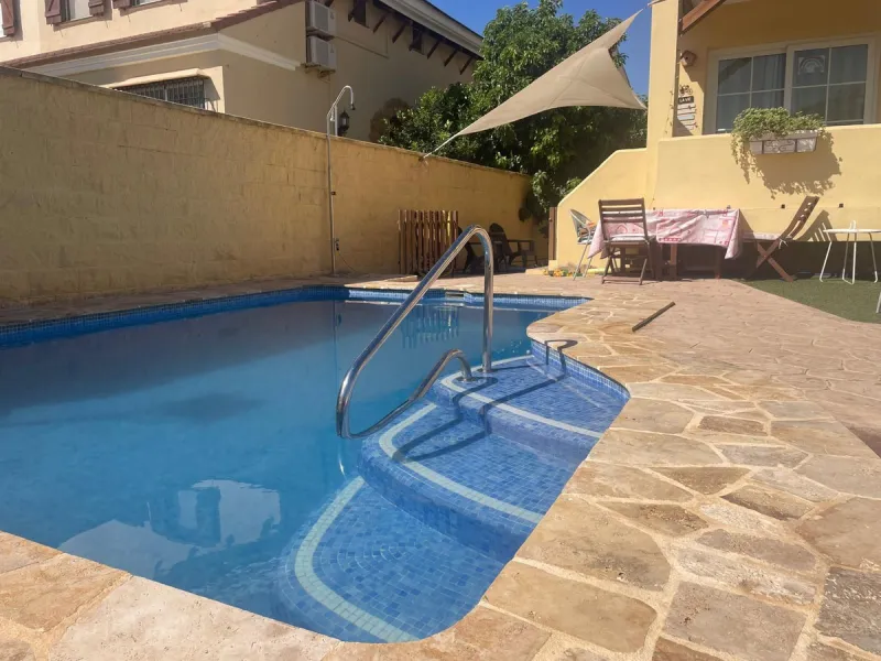 Discover this magnificent semi-detached home located in the exclusive La Capellanía residential development, one of the most sought-after areas of Alhaurín de la Torre. Surrounded by tranquility, green spaces, and with all amenities just minutes away, thi