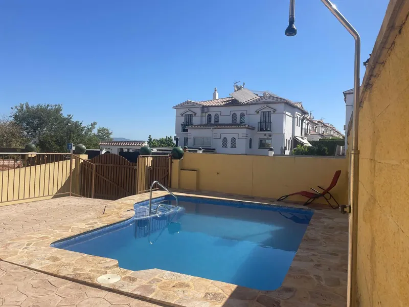 Discover this magnificent semi-detached home located in the exclusive La Capellanía residential development, one of the most sought-after areas of Alhaurín de la Torre. Surrounded by tranquility, green spaces, and with all amenities just minutes away, thi