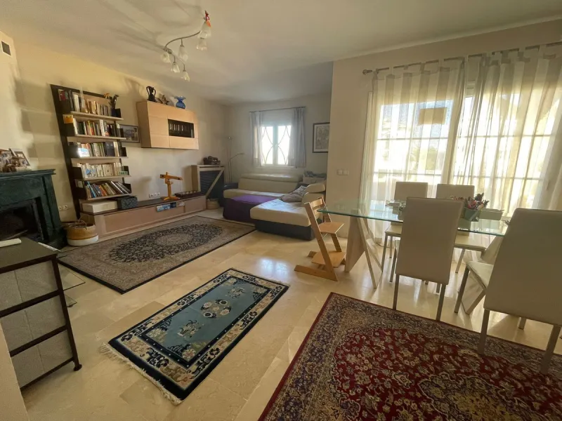 Discover this magnificent semi-detached home located in the exclusive La Capellanía residential development, one of the most sought-after areas of Alhaurín de la Torre. Surrounded by tranquility, green spaces, and with all amenities just minutes away, thi