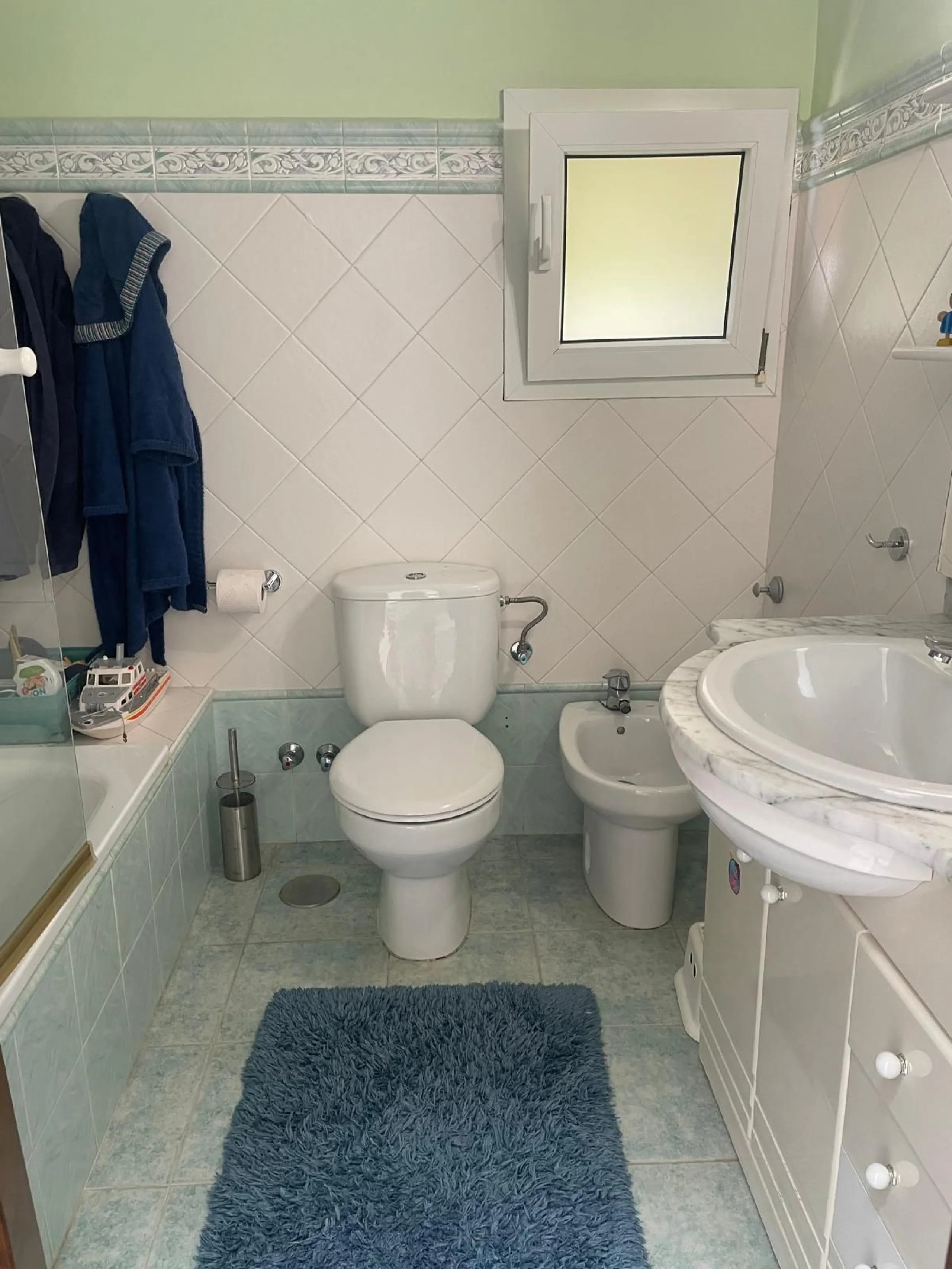 Discover this magnificent semi-detached home located in the exclusive La Capellanía residential development, one of the most sought-after areas of Alhaurín de la Torre. Surrounded by tranquility, green spaces, and with all amenities just minutes away, thi