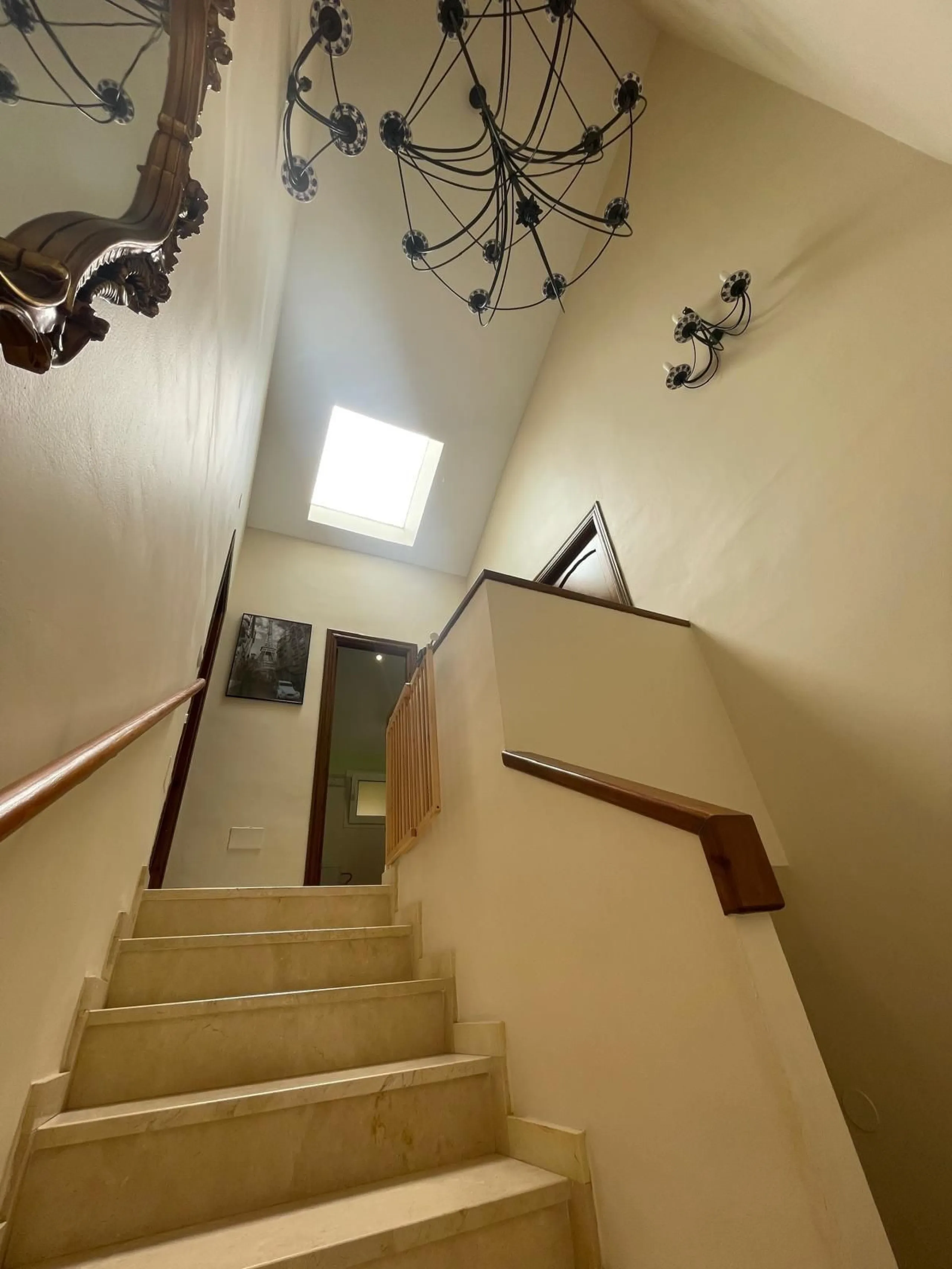 Discover this magnificent semi-detached home located in the exclusive La Capellanía residential development, one of the most sought-after areas of Alhaurín de la Torre. Surrounded by tranquility, green spaces, and with all amenities just minutes away, thi