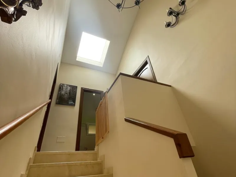 Discover this magnificent semi-detached home located in the exclusive La Capellanía residential development, one of the most sought-after areas of Alhaurín de la Torre. Surrounded by tranquility, green spaces, and with all amenities just minutes away, thi