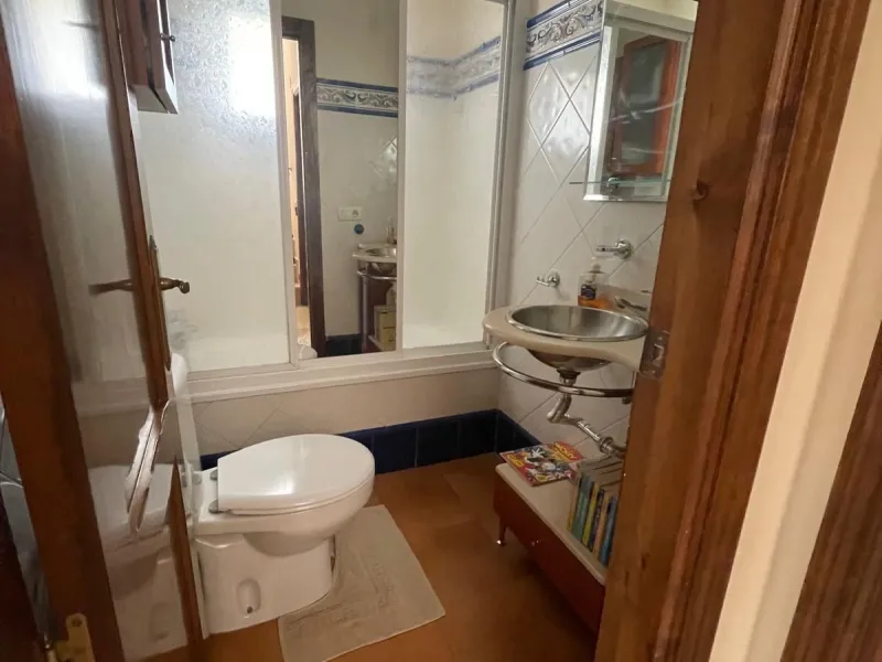 Discover this magnificent semi-detached home located in the exclusive La Capellanía residential development, one of the most sought-after areas of Alhaurín de la Torre. Surrounded by tranquility, green spaces, and with all amenities just minutes away, thi