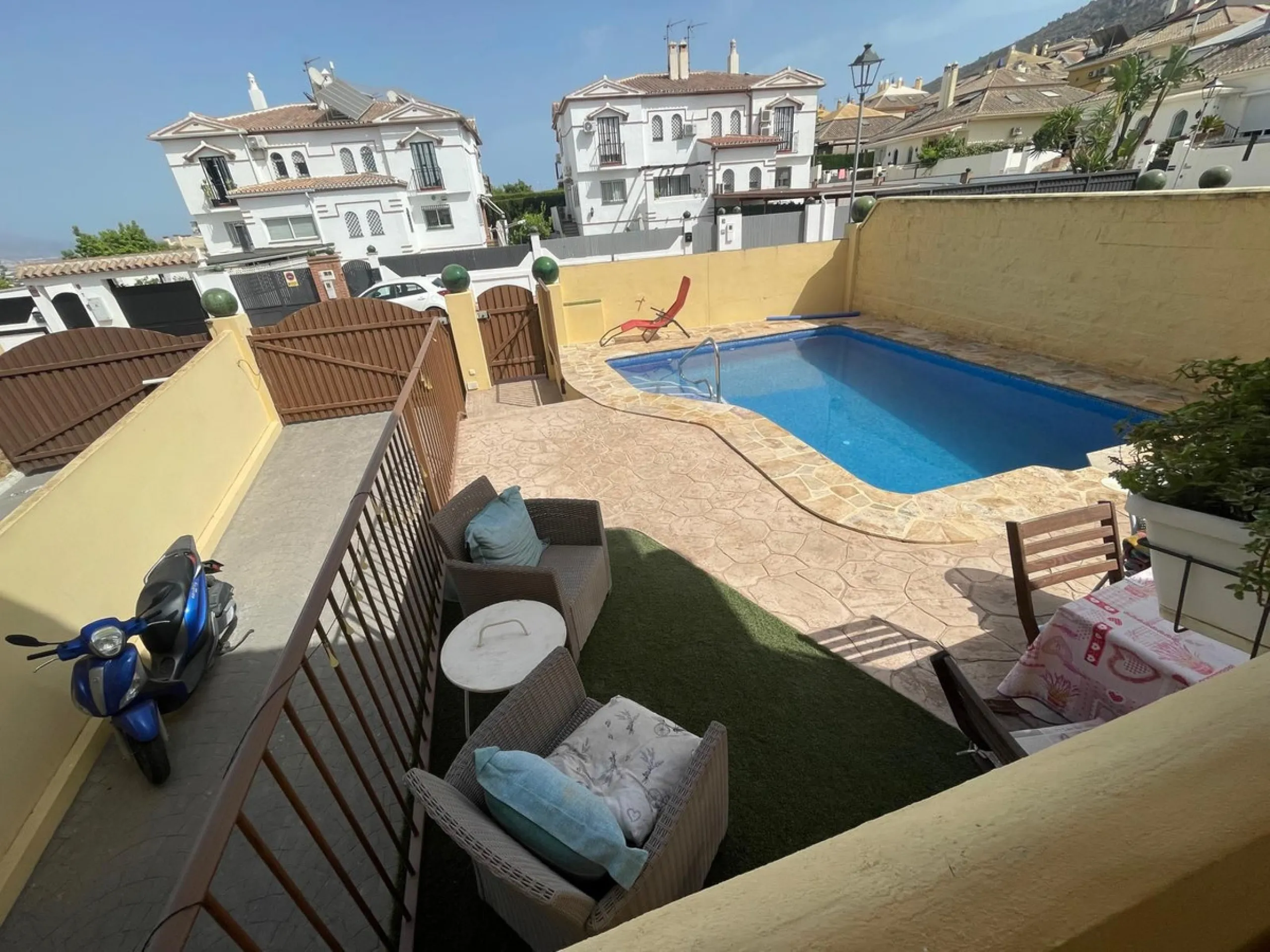 Discover this magnificent semi-detached home located in the exclusive La Capellanía residential development, one of the most sought-after areas of Alhaurín de la Torre. Surrounded by tranquility, green spaces, and with all amenities just minutes away, thi