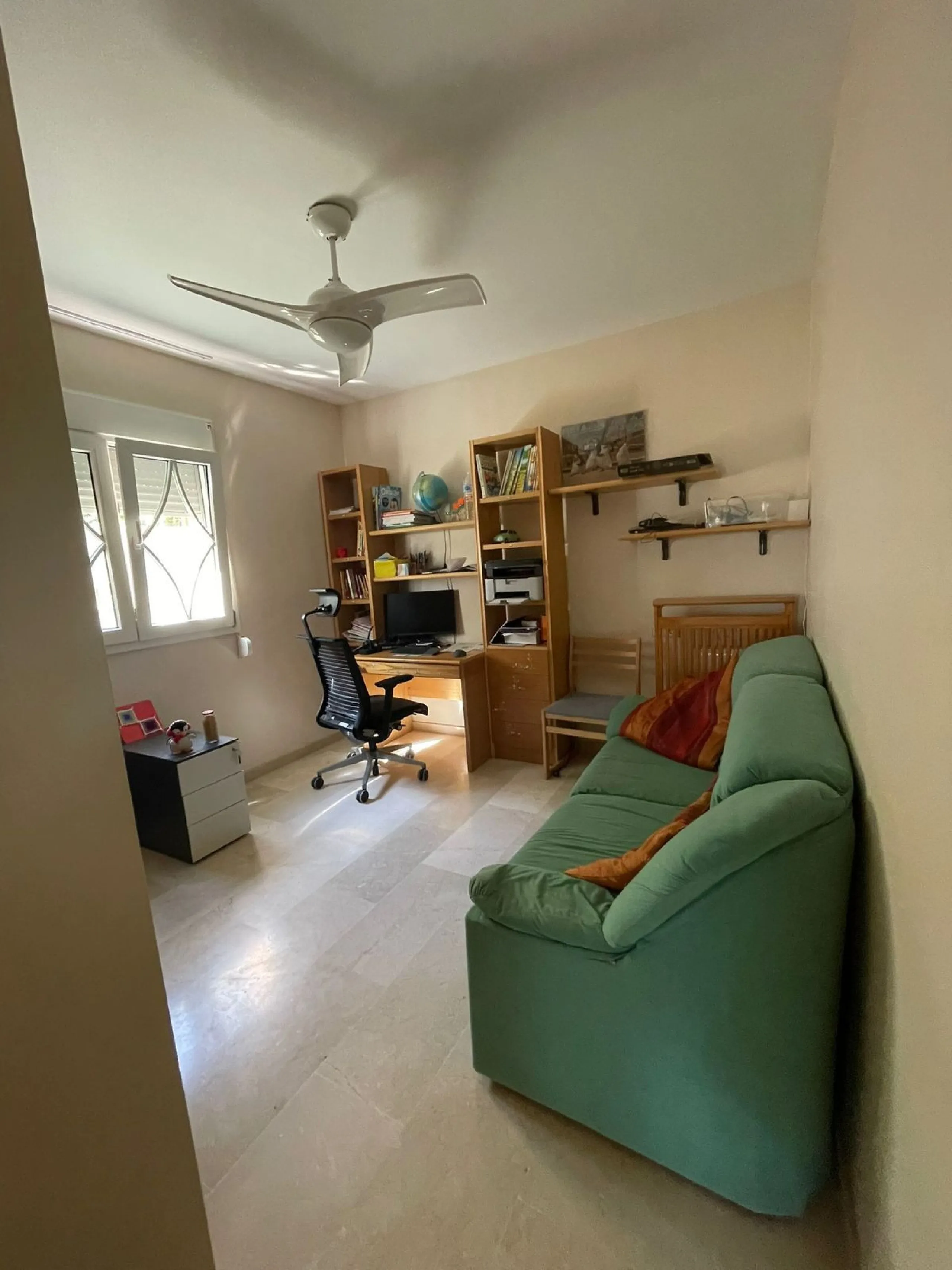 Discover this magnificent semi-detached home located in the exclusive La Capellanía residential development, one of the most sought-after areas of Alhaurín de la Torre. Surrounded by tranquility, green spaces, and with all amenities just minutes away, thi