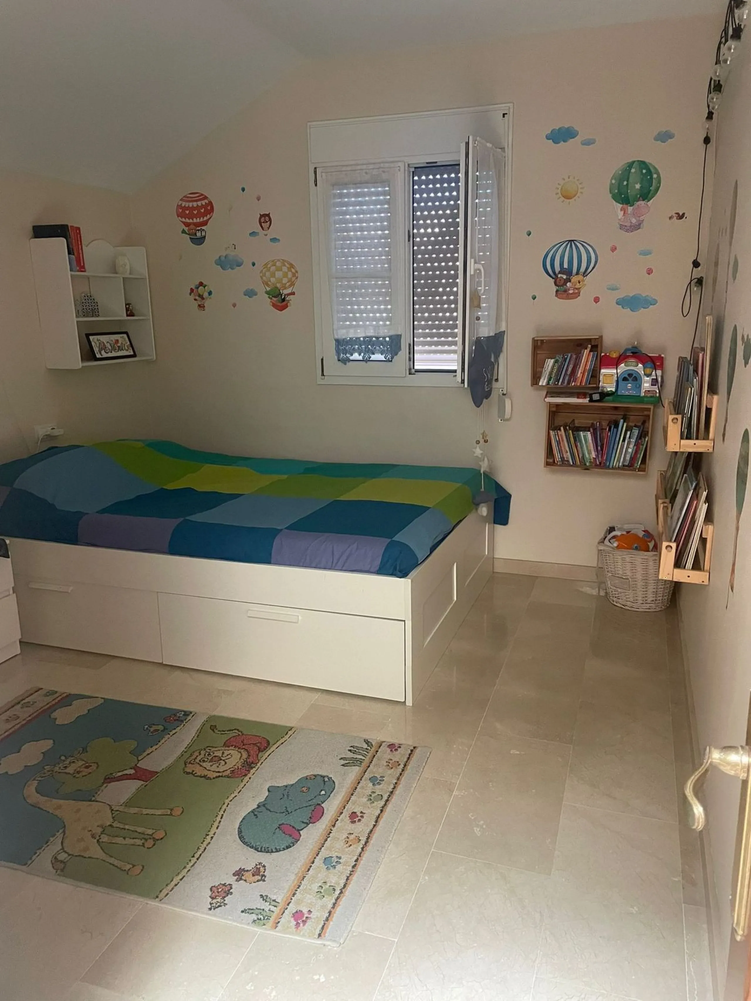 Discover this magnificent semi-detached home located in the exclusive La Capellanía residential development, one of the most sought-after areas of Alhaurín de la Torre. Surrounded by tranquility, green spaces, and with all amenities just minutes away, thi