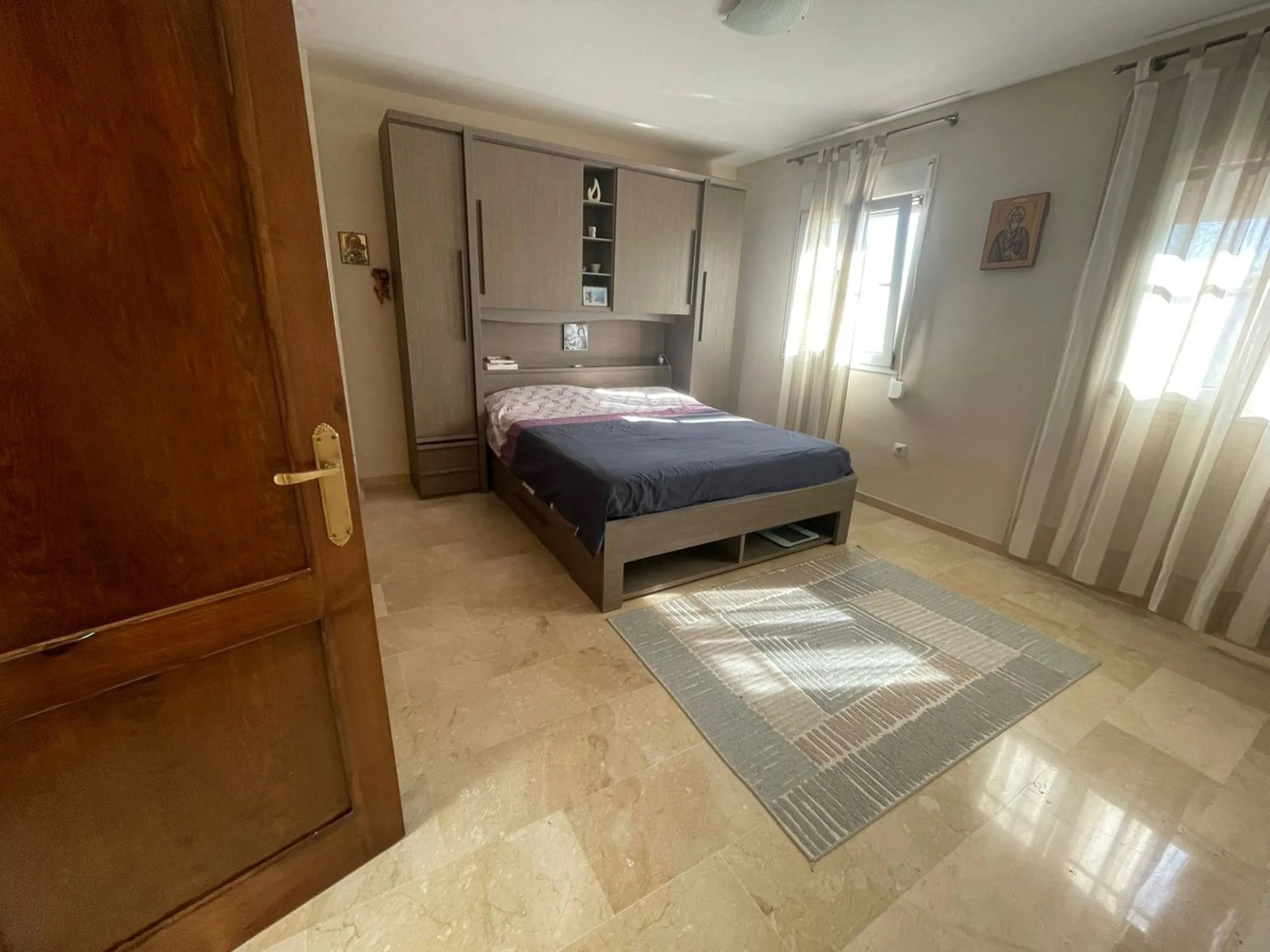 Discover this magnificent semi-detached home located in the exclusive La Capellanía residential development, one of the most sought-after areas of Alhaurín de la Torre. Surrounded by tranquility, green spaces, and with all amenities just minutes away, thi