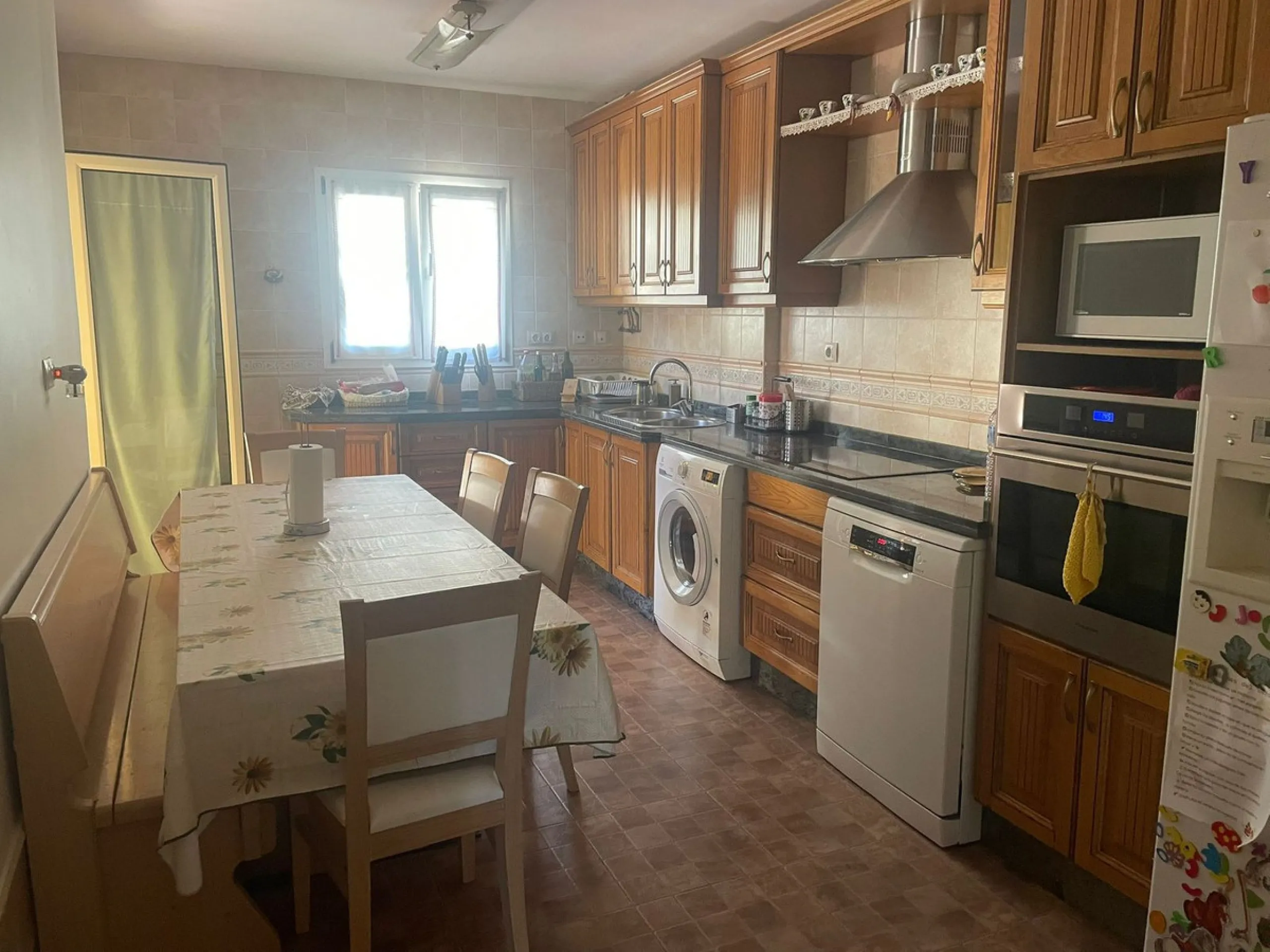 Discover this magnificent semi-detached home located in the exclusive La Capellanía residential development, one of the most sought-after areas of Alhaurín de la Torre. Surrounded by tranquility, green spaces, and with all amenities just minutes away, thi