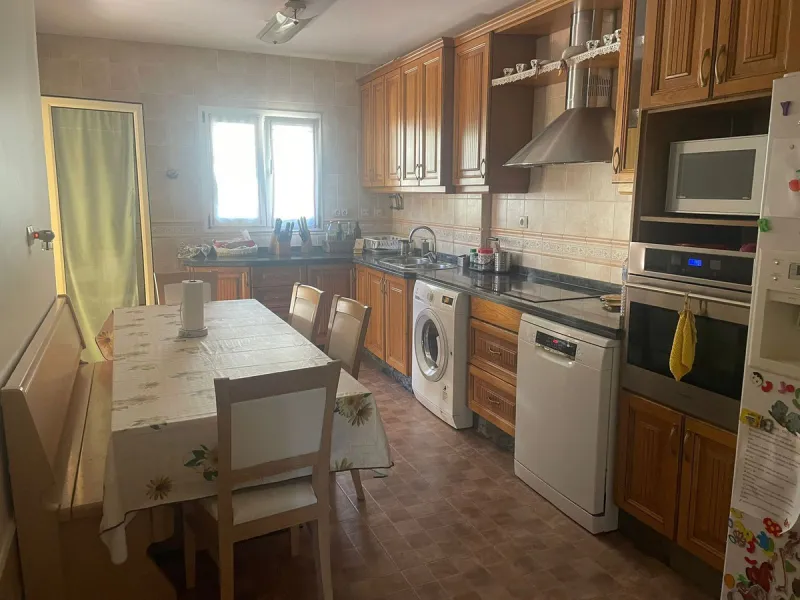 Discover this magnificent semi-detached home located in the exclusive La Capellanía residential development, one of the most sought-after areas of Alhaurín de la Torre. Surrounded by tranquility, green spaces, and with all amenities just minutes away, thi