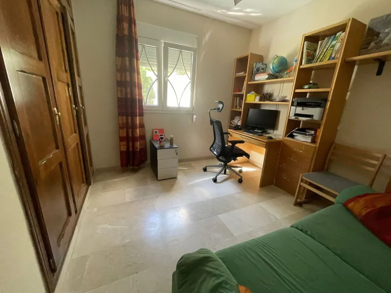 Discover this magnificent semi-detached home located in the exclusive La Capellanía residential development, one of the most sought-after areas of Alhaurín de la Torre. Surrounded by tranquility, green spaces, and with all amenities just minutes away, thi
