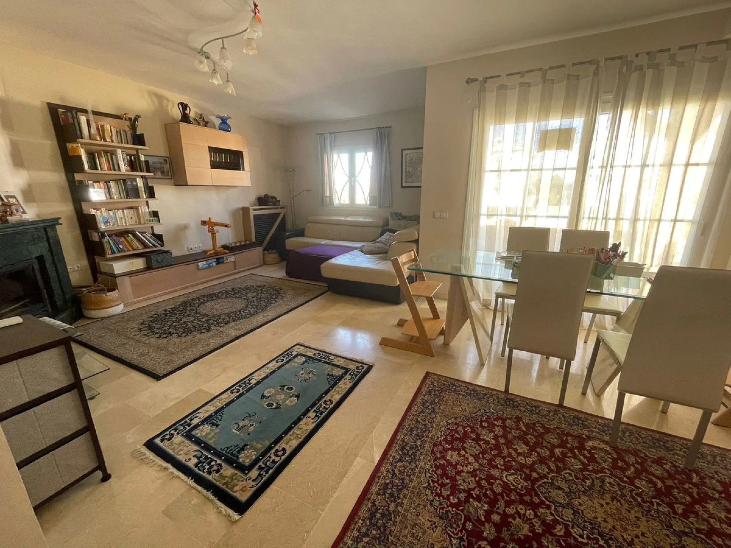 Discover this magnificent semi-detached home located in the exclusive La Capellanía residential development, one of the most sought-after areas of Alhaurín de la Torre. Surrounded by tranquility, green spaces, and with all amenities just minutes away, thi