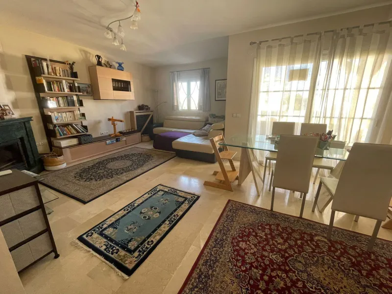 Discover this magnificent semi-detached home located in the exclusive La Capellanía residential development, one of the most sought-after areas of Alhaurín de la Torre. Surrounded by tranquility, green spaces, and with all amenities just minutes away, thi