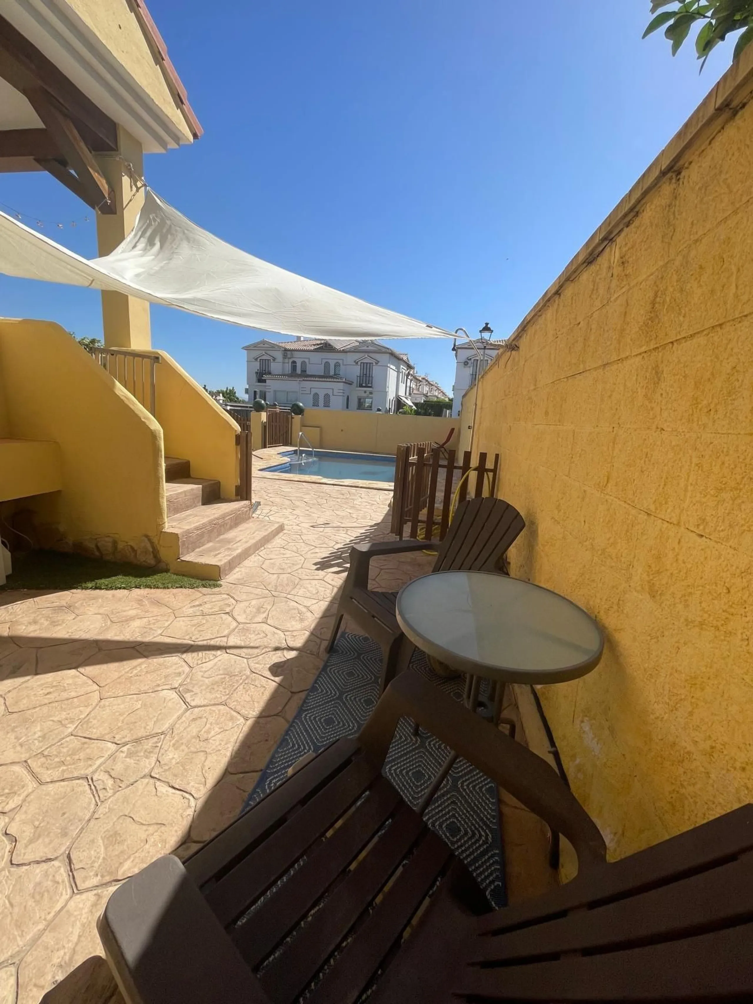 Discover this magnificent semi-detached home located in the exclusive La Capellanía residential development, one of the most sought-after areas of Alhaurín de la Torre. Surrounded by tranquility, green spaces, and with all amenities just minutes away, thi
