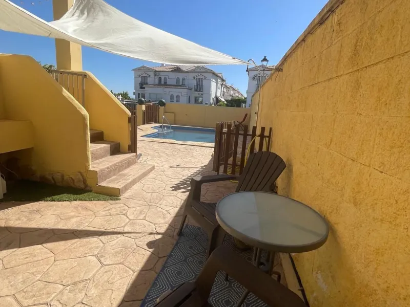 Discover this magnificent semi-detached home located in the exclusive La Capellanía residential development, one of the most sought-after areas of Alhaurín de la Torre. Surrounded by tranquility, green spaces, and with all amenities just minutes away, thi