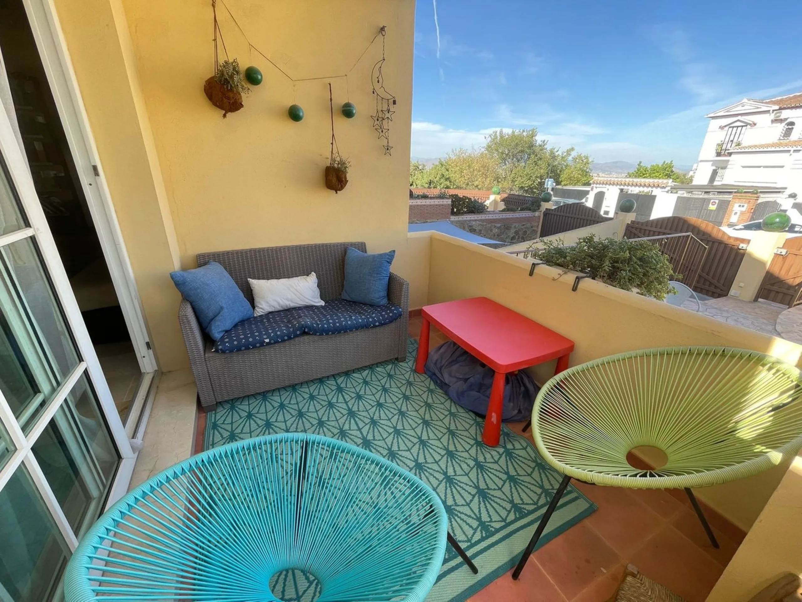 Discover this magnificent semi-detached home located in the exclusive La Capellanía residential development, one of the most sought-after areas of Alhaurín de la Torre. Surrounded by tranquility, green spaces, and with all amenities just minutes away, thi