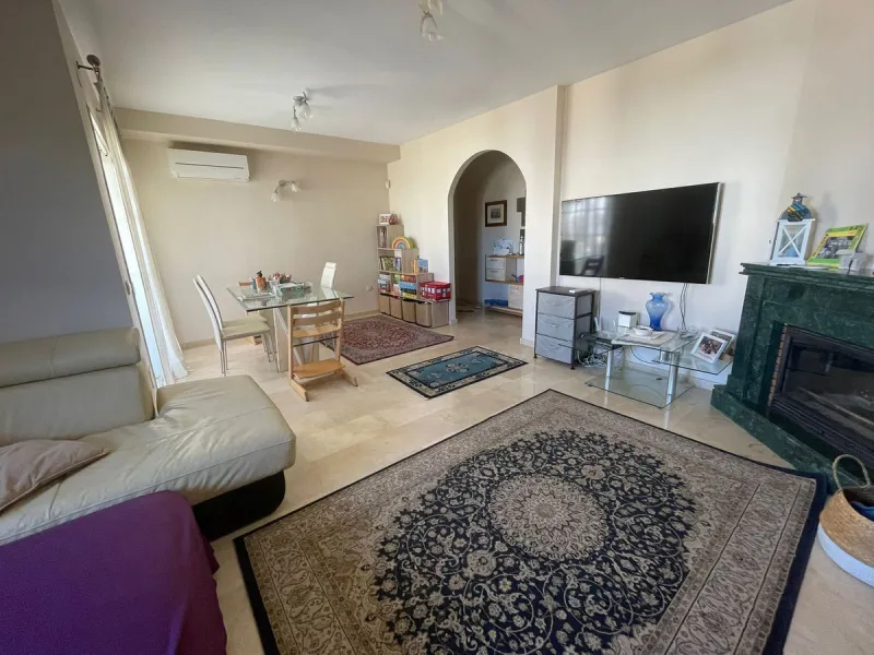 Discover this magnificent semi-detached home located in the exclusive La Capellanía residential development, one of the most sought-after areas of Alhaurín de la Torre. Surrounded by tranquility, green spaces, and with all amenities just minutes away, thi