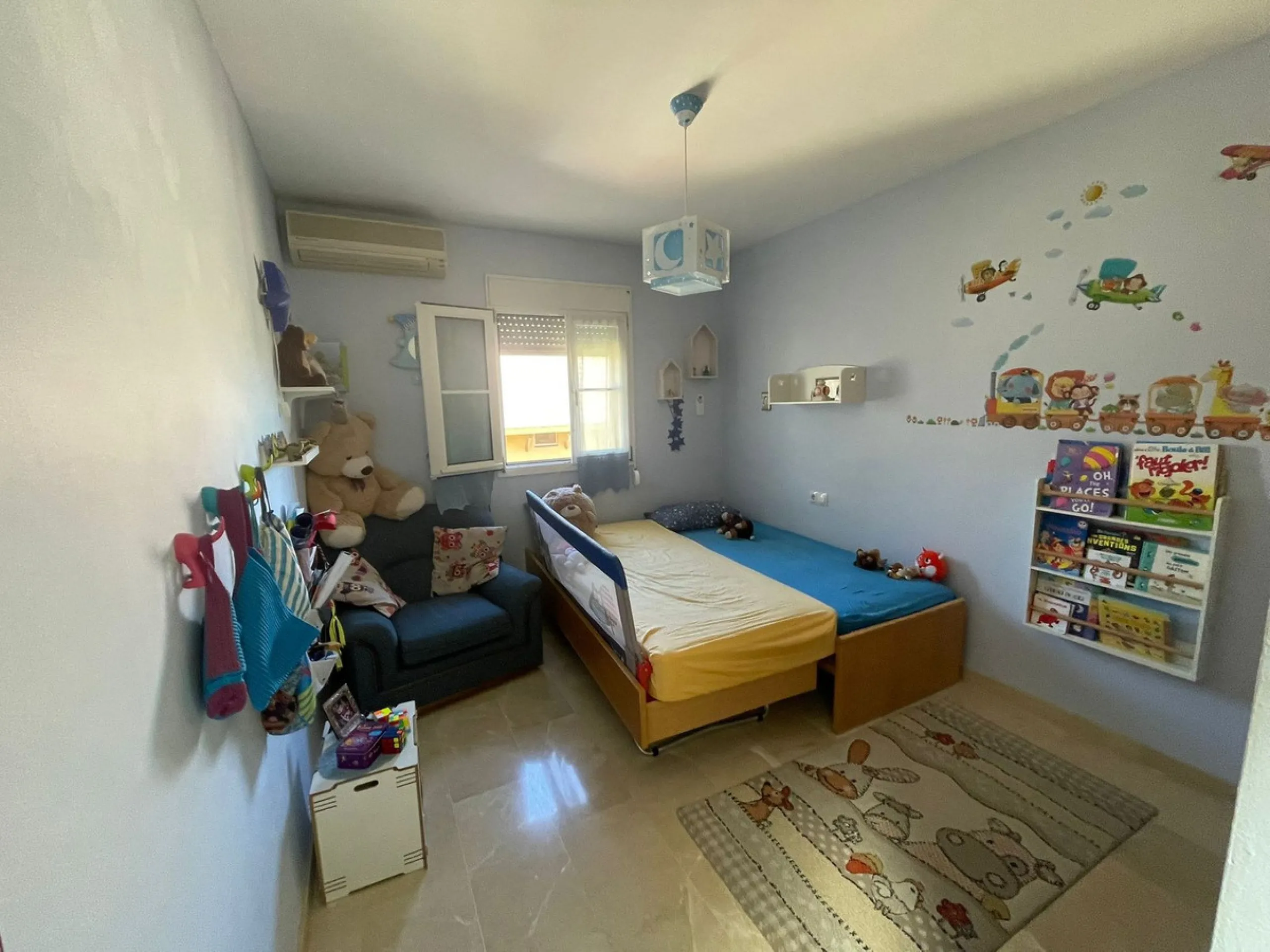 Discover this magnificent semi-detached home located in the exclusive La Capellanía residential development, one of the most sought-after areas of Alhaurín de la Torre. Surrounded by tranquility, green spaces, and with all amenities just minutes away, thi
