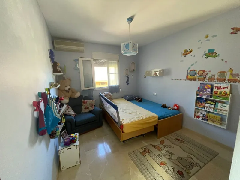 Discover this magnificent semi-detached home located in the exclusive La Capellanía residential development, one of the most sought-after areas of Alhaurín de la Torre. Surrounded by tranquility, green spaces, and with all amenities just minutes away, thi