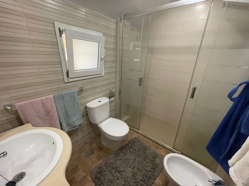 Discover this magnificent semi-detached home located in the exclusive La Capellanía residential development, one of the most sought-after areas of Alhaurín de la Torre. Surrounded by tranquility, green spaces, and with all amenities just minutes away, thi