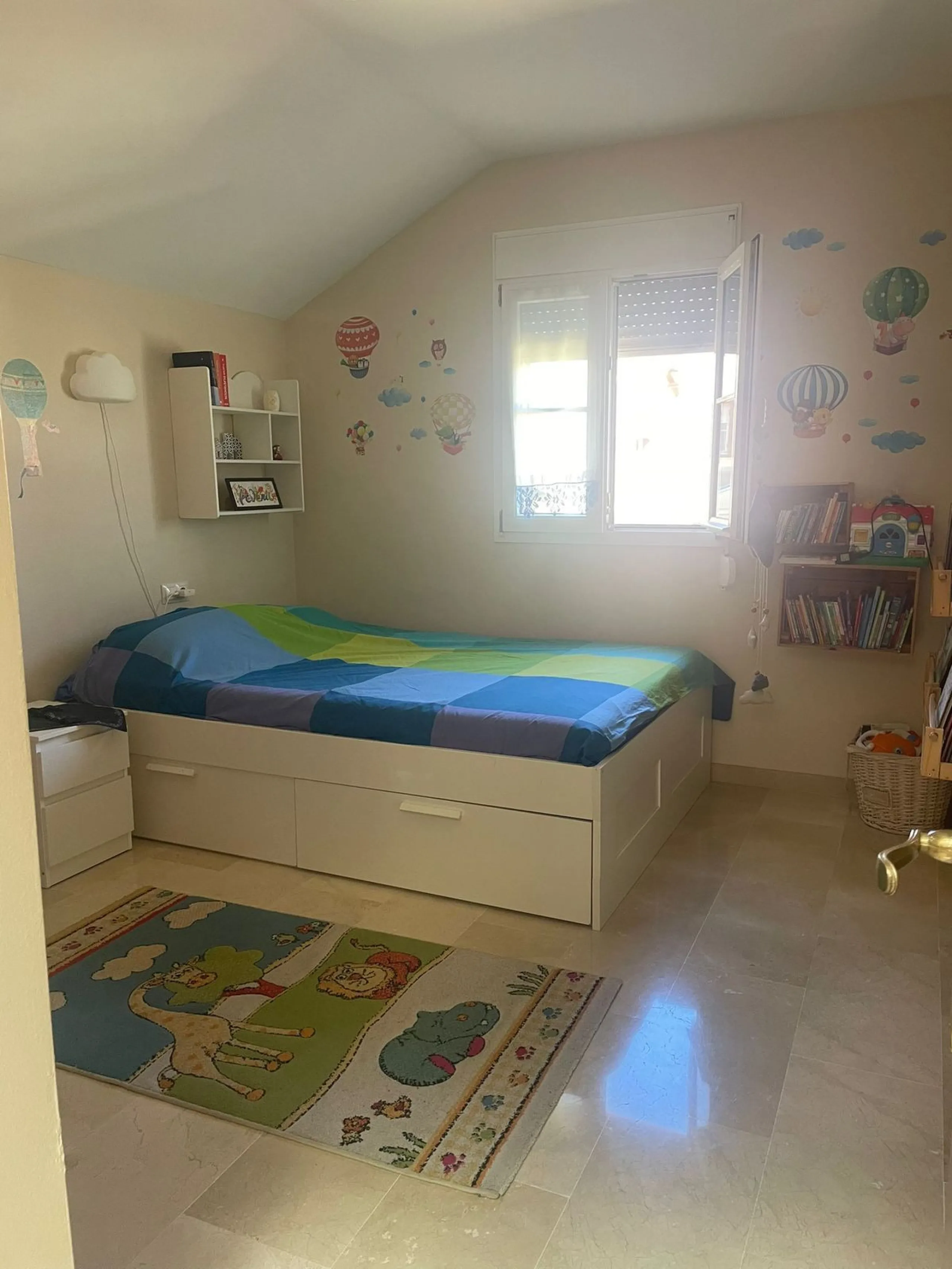 Discover this magnificent semi-detached home located in the exclusive La Capellanía residential development, one of the most sought-after areas of Alhaurín de la Torre. Surrounded by tranquility, green spaces, and with all amenities just minutes away, thi