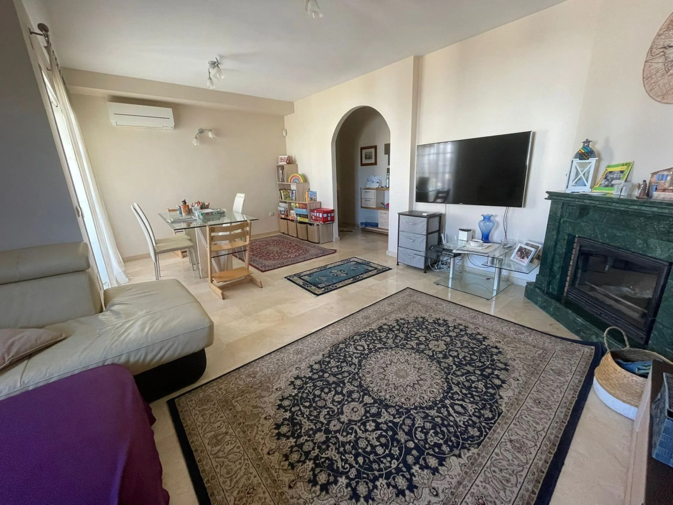 Discover this magnificent semi-detached home located in the exclusive La Capellanía residential development, one of the most sought-after areas of Alhaurín de la Torre. Surrounded by tranquility, green spaces, and with all amenities just minutes away, thi