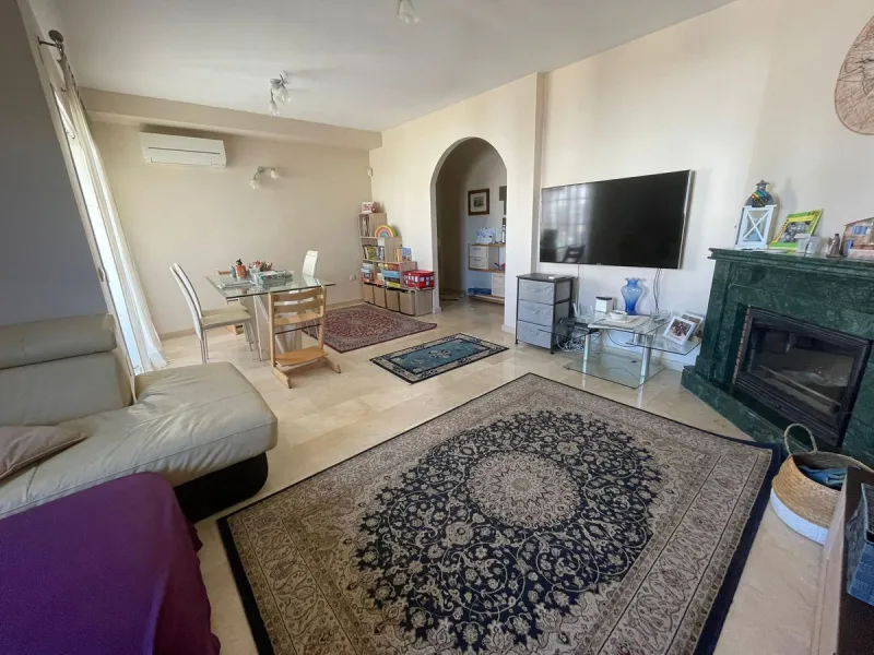 Discover this magnificent semi-detached home located in the exclusive La Capellanía residential development, one of the most sought-after areas of Alhaurín de la Torre. Surrounded by tranquility, green spaces, and with all amenities just minutes away, thi