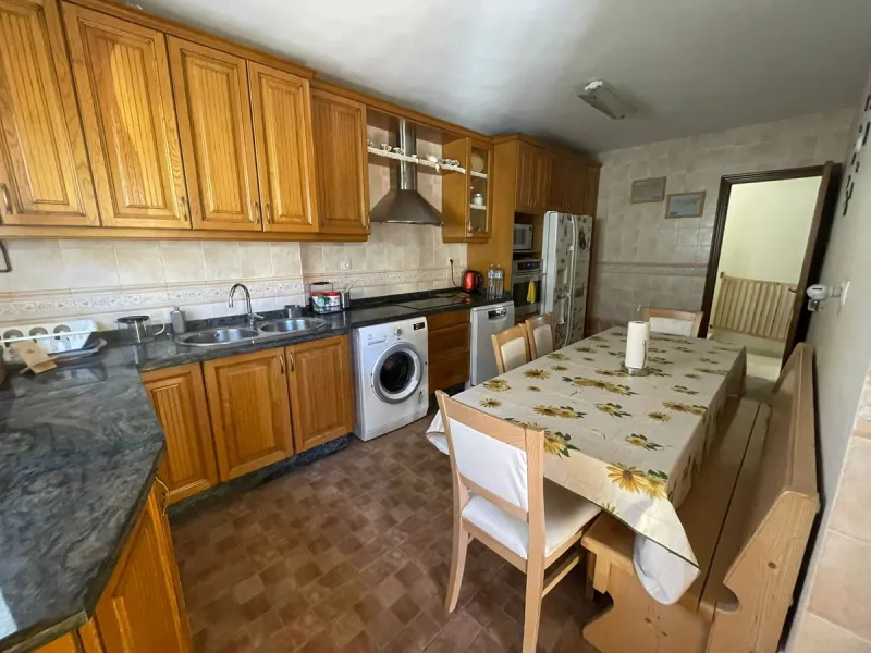 Discover this magnificent semi-detached home located in the exclusive La Capellanía residential development, one of the most sought-after areas of Alhaurín de la Torre. Surrounded by tranquility, green spaces, and with all amenities just minutes away, thi