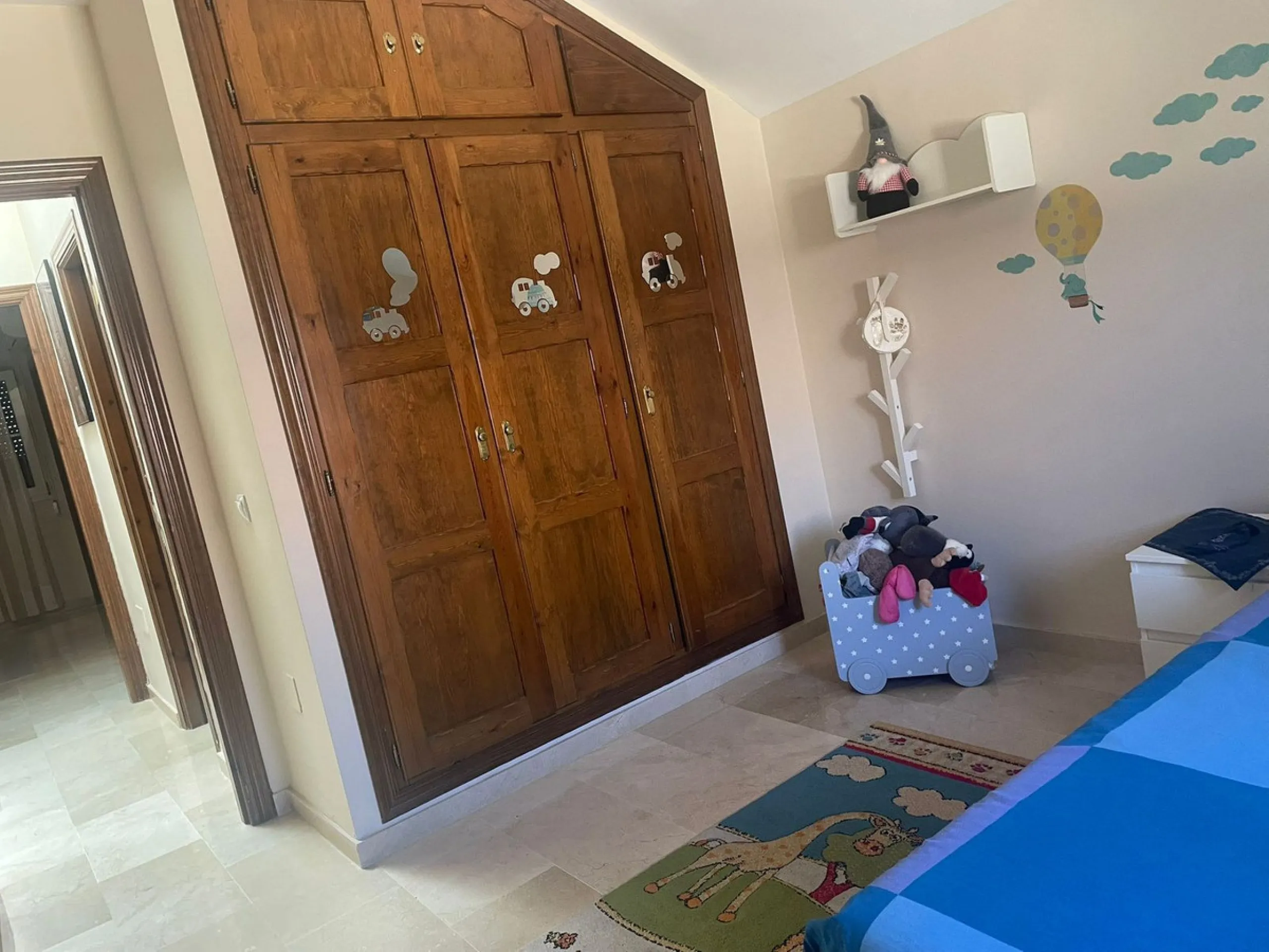 Discover this magnificent semi-detached home located in the exclusive La Capellanía residential development, one of the most sought-after areas of Alhaurín de la Torre. Surrounded by tranquility, green spaces, and with all amenities just minutes away, thi