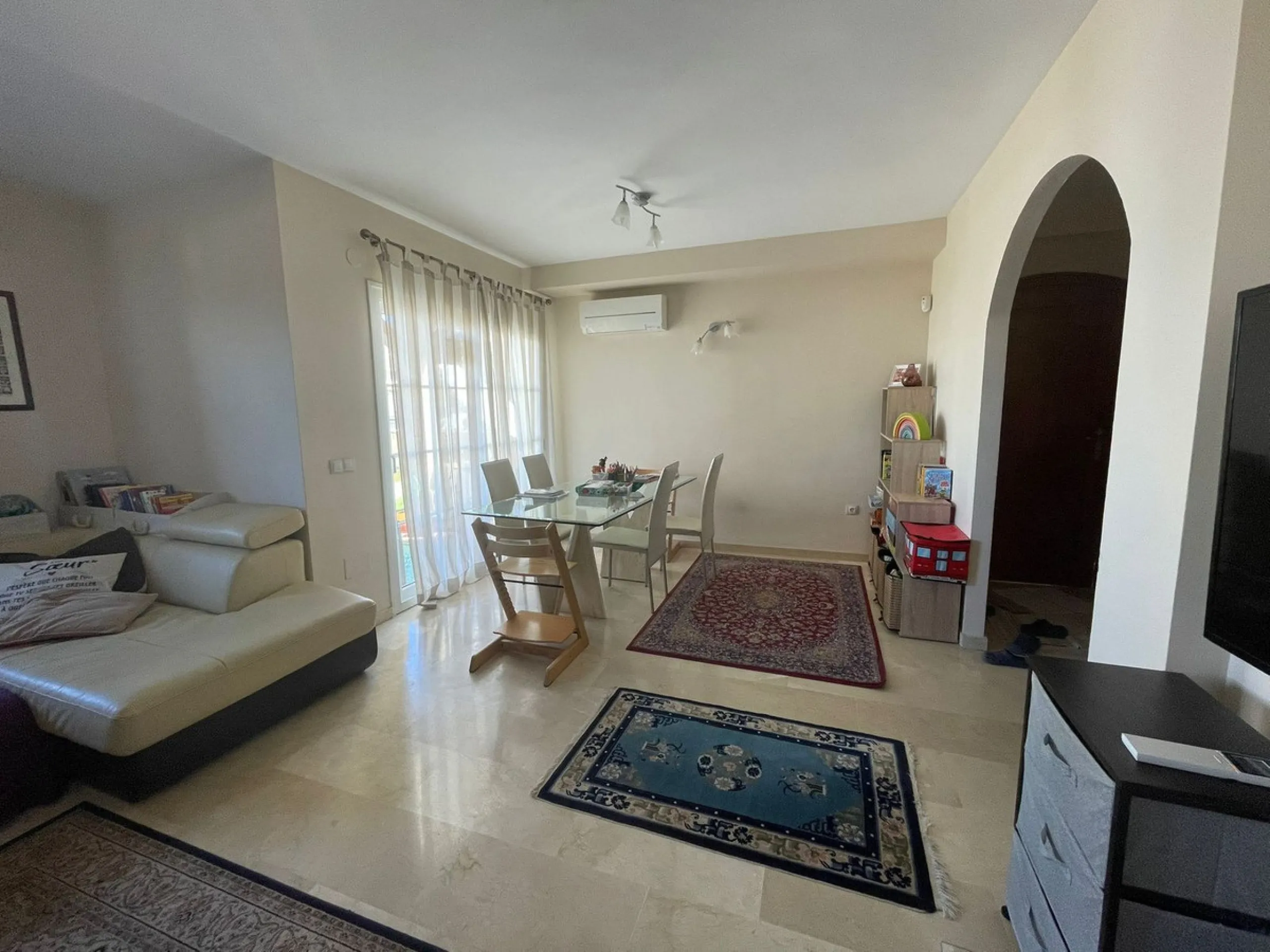 Discover this magnificent semi-detached home located in the exclusive La Capellanía residential development, one of the most sought-after areas of Alhaurín de la Torre. Surrounded by tranquility, green spaces, and with all amenities just minutes away, thi