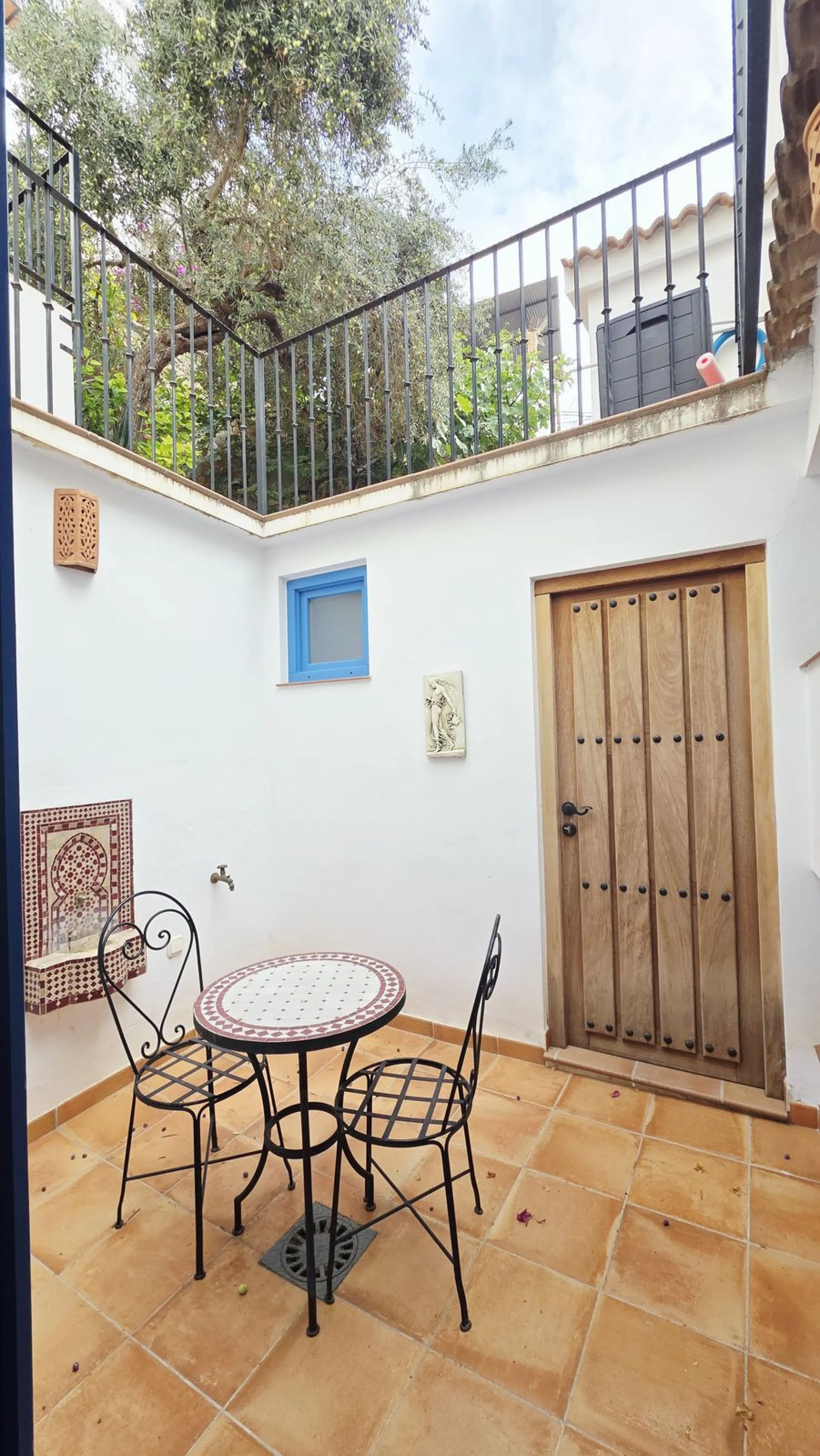 A truly special house . One of those properties that captivates you from the very first moment, thanks to its light, its character, and the attention to every detail.