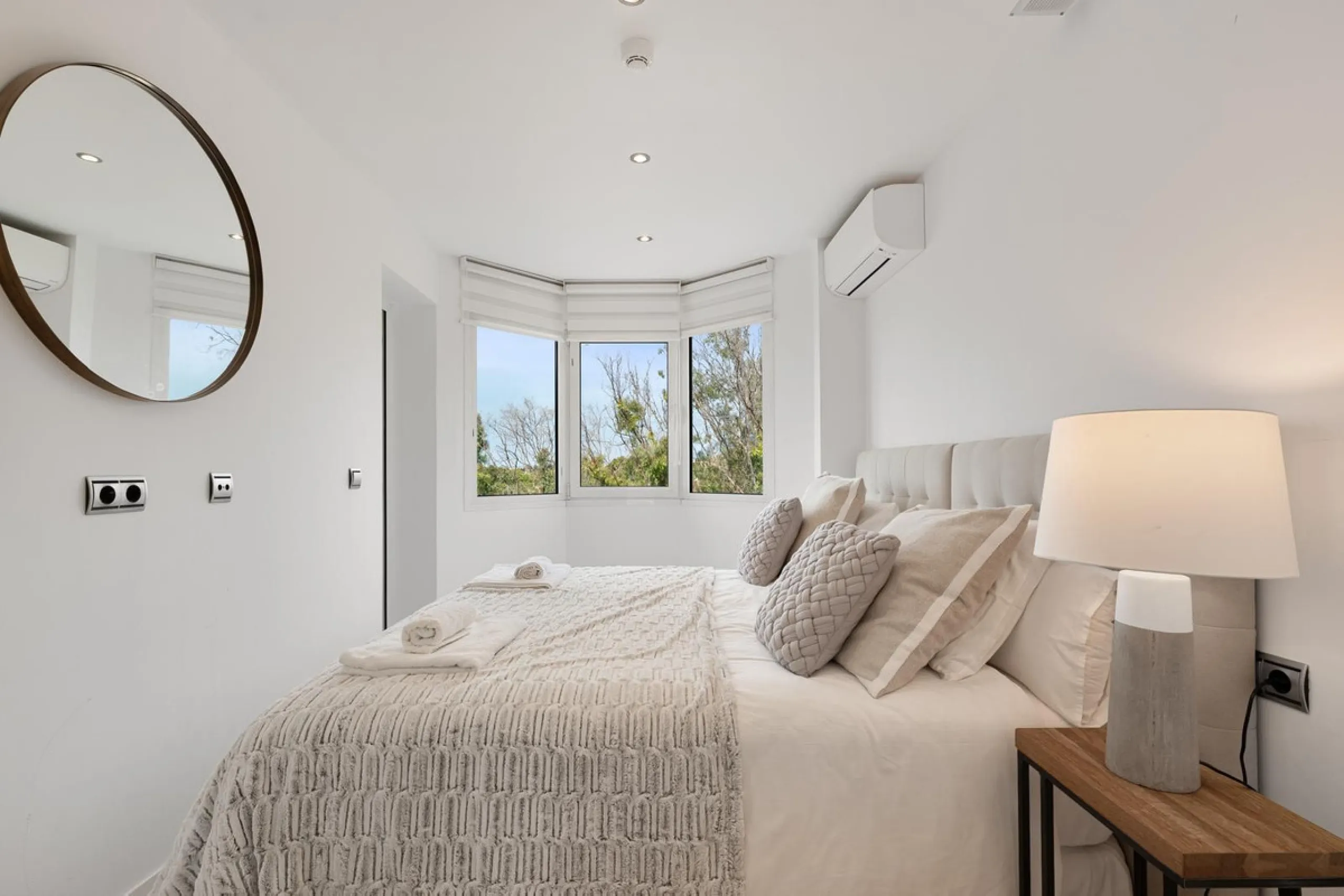 Available for short-term stays, this impressive top-floor apartment offers a rare combination of space, comfort, and security within an exclusive gated complex. With three bedrooms and five bathrooms, the property is perfectly suited for families or group