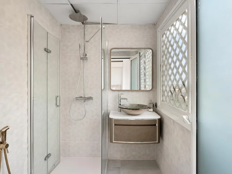Available for short-term stays, this impressive top-floor apartment offers a rare combination of space, comfort, and security within an exclusive gated complex. With three bedrooms and five bathrooms, the property is perfectly suited for families or group