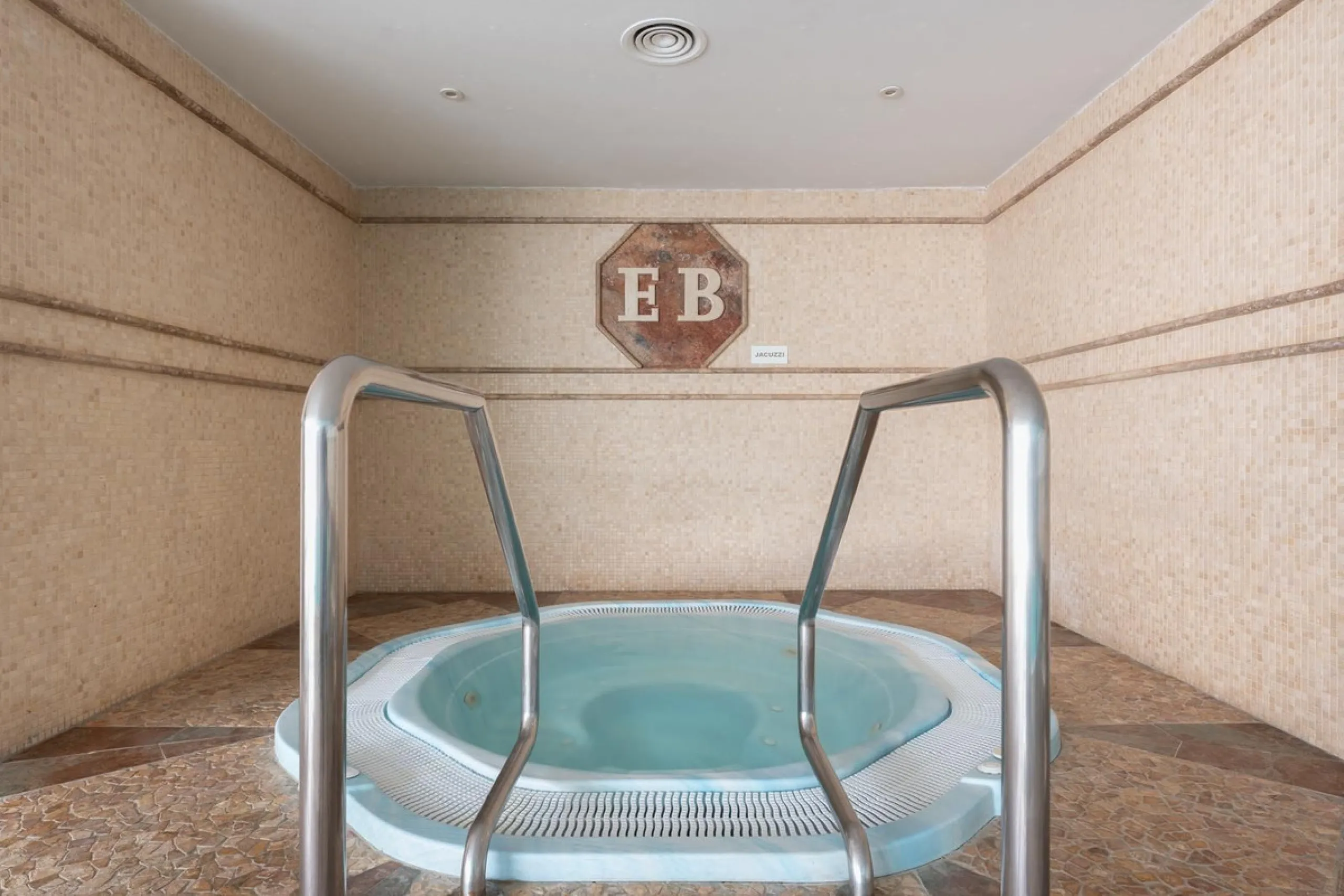 Available for short-term stays, this impressive top-floor apartment offers a rare combination of space, comfort, and security within an exclusive gated complex. With three bedrooms and five bathrooms, the property is perfectly suited for families or group