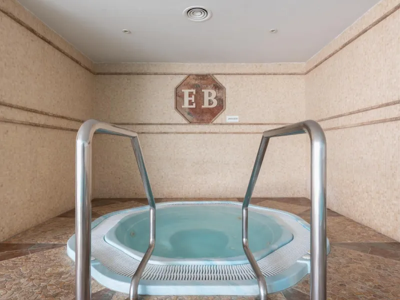 Available for short-term stays, this impressive top-floor apartment offers a rare combination of space, comfort, and security within an exclusive gated complex. With three bedrooms and five bathrooms, the property is perfectly suited for families or group