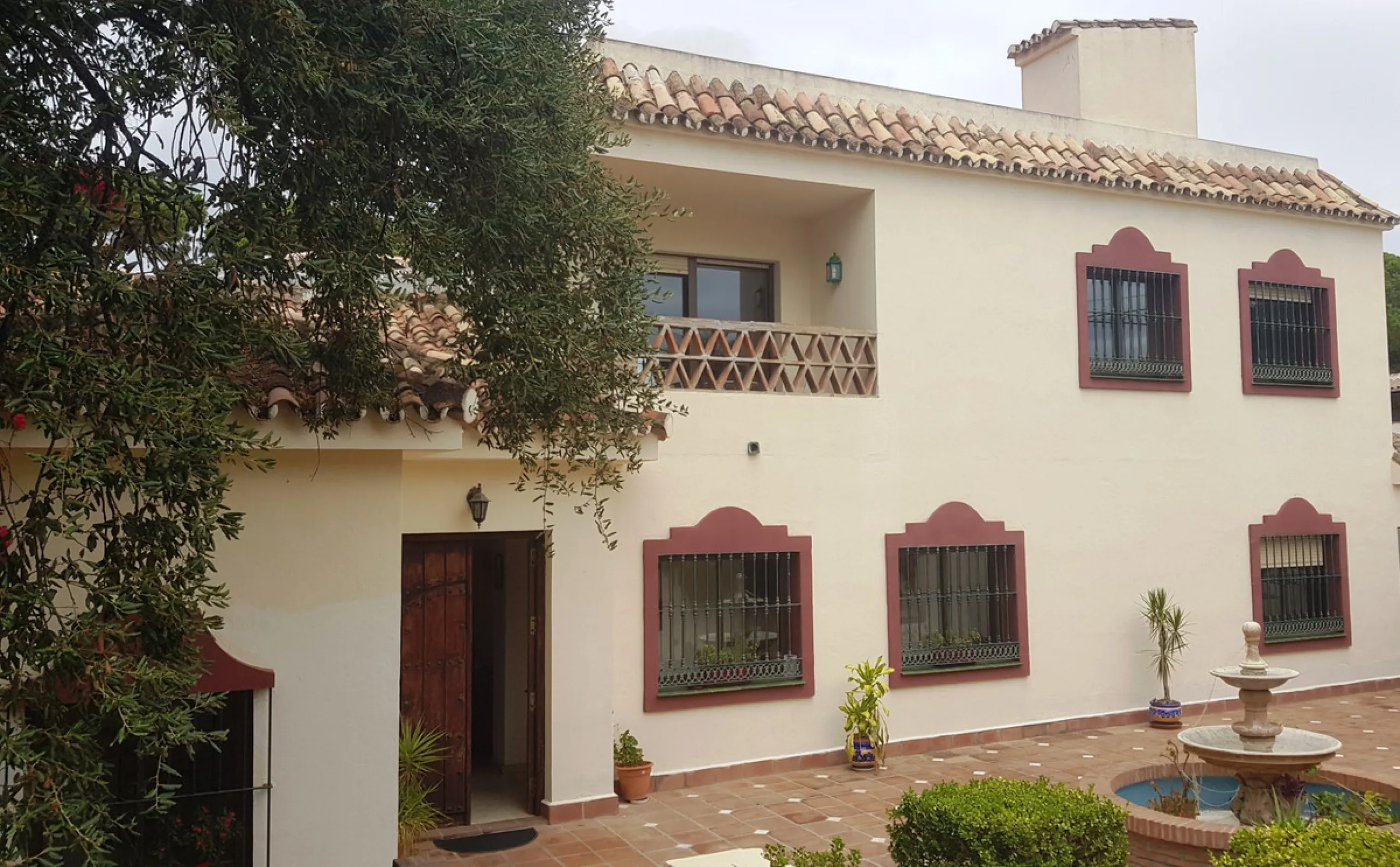 Detached villa in a very quiet area perfectly equipped and ready to move into.
