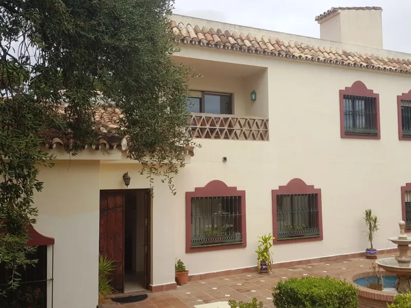 Detached villa in a very quiet area perfectly equipped and ready to move into.