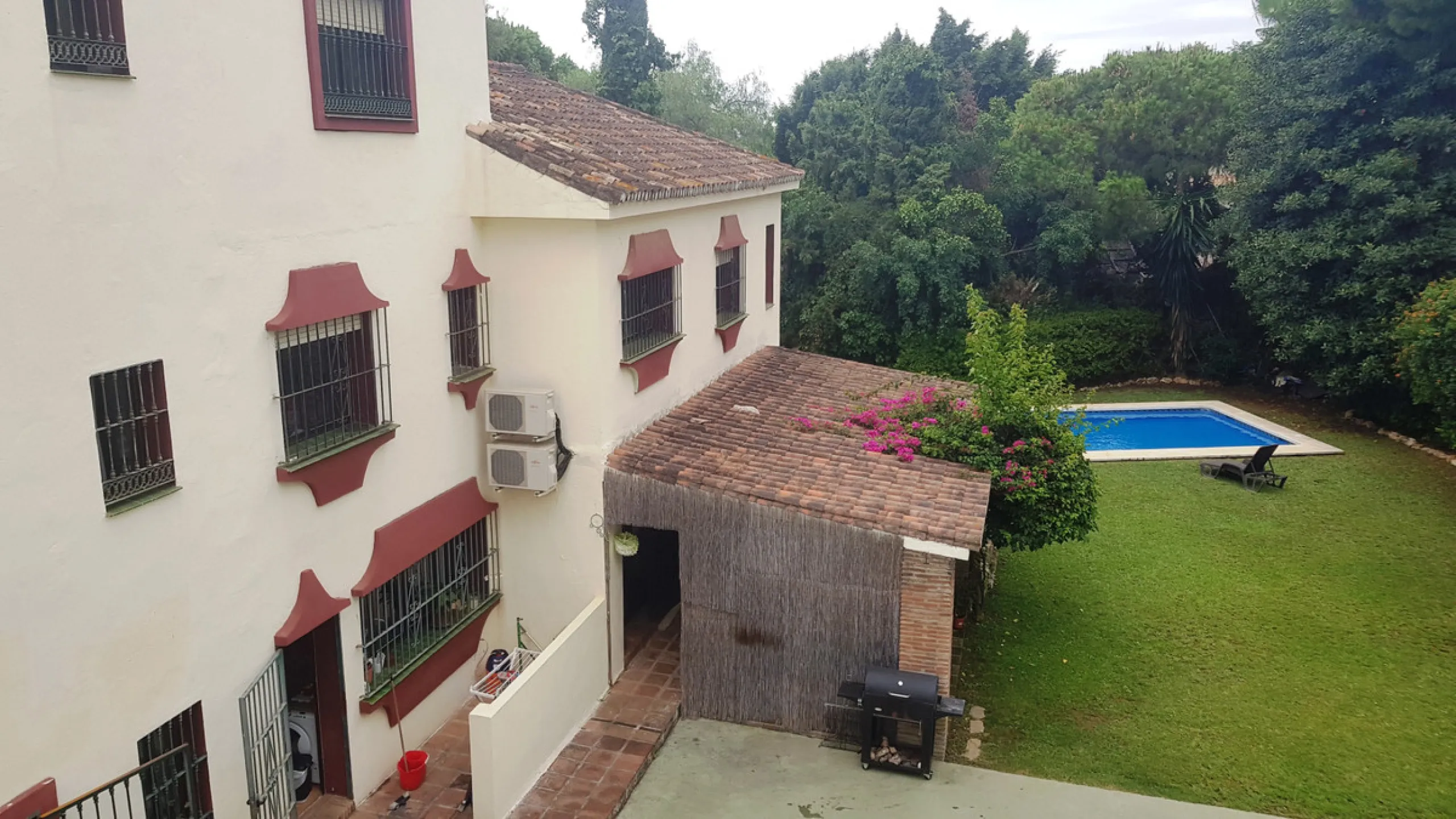 Detached villa in a very quiet area perfectly equipped and ready to move into.