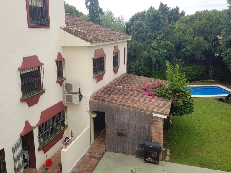 Detached villa in a very quiet area perfectly equipped and ready to move into.