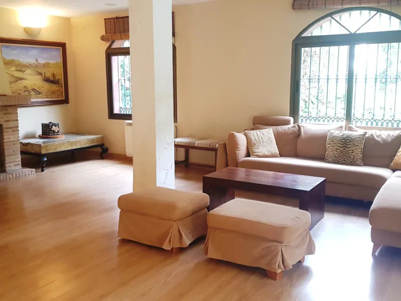 Detached villa in a very quiet area perfectly equipped and ready to move into.