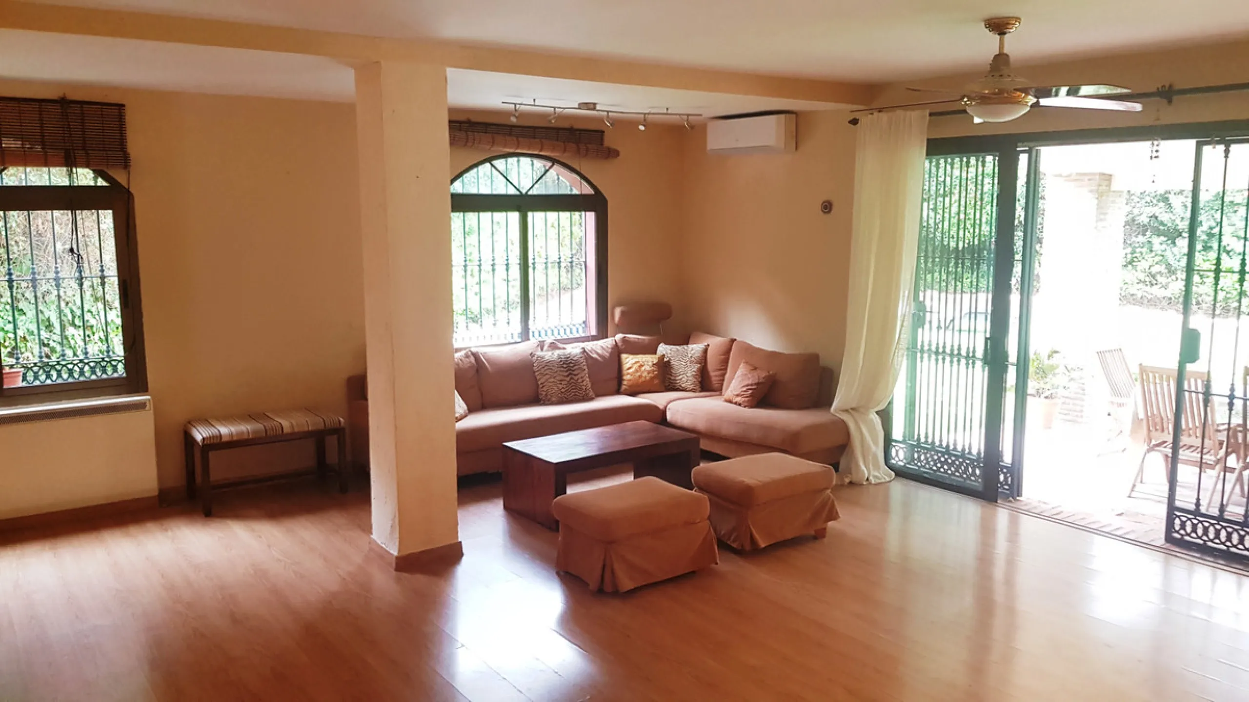 Detached villa in a very quiet area perfectly equipped and ready to move into.